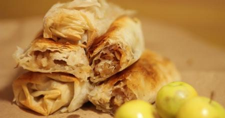 Рулети з лаваша з яблуками: дуже простий рецепт
