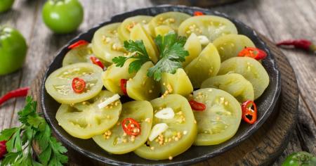 Салат із зелених помідорів: незвичайний рецепт