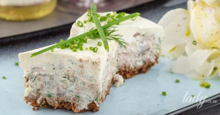 Солоний вершковий торт із оселедцем: рецепт оригінальної закуски зі Швеції