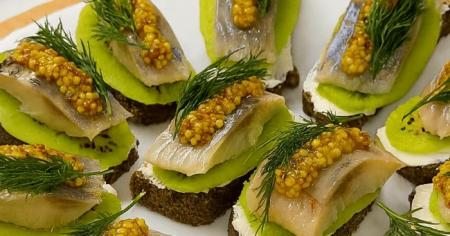 Канапки з оселедцем і ківі: рецепт цікавої закуски