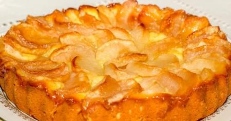 Яблучний пиріг на сковороді на сирній основі за 30 хвилин: такого ви точно не куштували