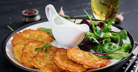 Що додати в деруни, щоб були золотавими і смачними: секретний інгредієнт, який є на кожній кухні