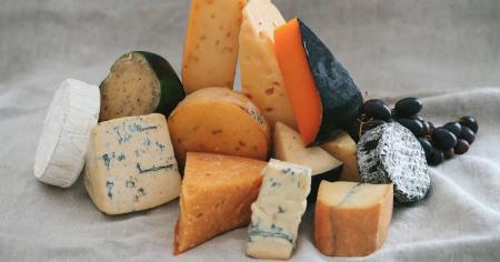 Як зрозуміти ще в магазині, що сир неякісний і його не можна купувати: ключові ознаки