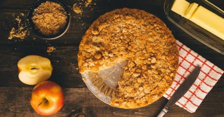 Яблучний пиріг без міксера та яєць: швидко змішуємо фрукти з сухою сумішшю — і отримуємо неймовірно смачну випічку