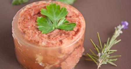 Заливне із супового набору червоної риби: бюджетний рецепт святкової страви