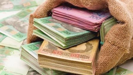 Средняя зарплата в Украине за год выросла до 7360 грн