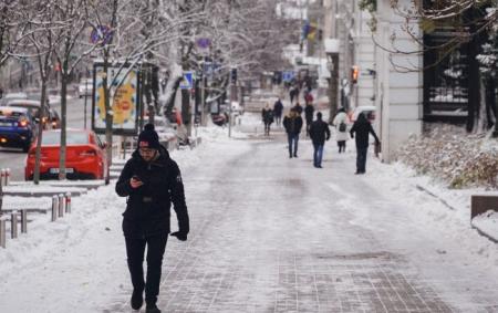 _kiyiv_snig_zima__telefon_zv__yazok_foto____igor_kuznetsov_rbk_ukrayina__47023a92509d2a0f788139f_28.1.225