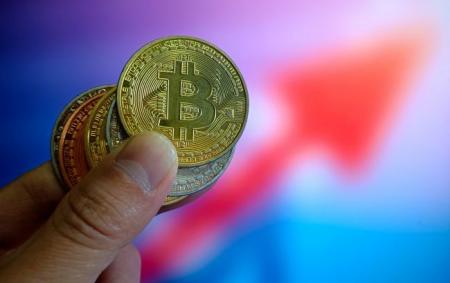 Bitcoin злетів до 94 000 доларів після двотижневого падіння: що чекає крипторинок