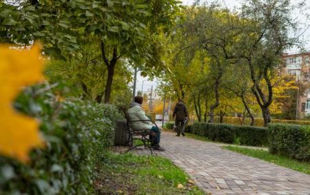 _osin_skver_zhovtiy_list_krup_plan_babusya_na_lavochtsi_cholovik_ide__kii__v_2025__foto_lyubov_kalashnikova_rbk_ukrai__na_3_3707c167620e5c00b964e8f9c82d3cbf_650x410_20.11.25