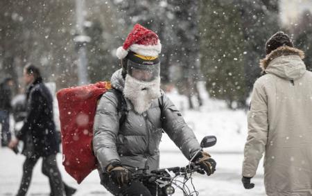 _snig_ide_cholovik_na_bayku_v_shaptsi_santi_z_borof6a23b5b310c5_650x410_24.12.25