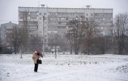 _snig_zhinochka_pid_parasoleyu_hovaetsya_vid_vitru_harkiv_zima_pogoda_spalniy_rayon_snig_gettyimages_1822009433_e49cf336565e627cf7372967a39e9dea_650x410_26.12.25