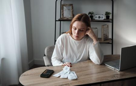 _zhinka__rahunki_byudzhet_kalkulyator_chek_gettyimages_2073373502_987ffeb4ca54b86ac81a227521ce069d_650x410_31.12.25