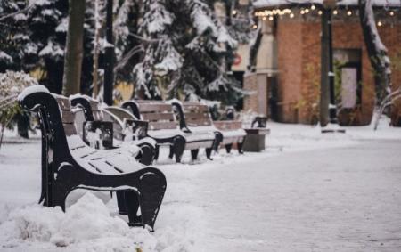 _zima_lavochki_snig_kiyiv_lampochki_vogniki_na_podivli_na_tli_holod_igor_kuznetsov_rbk_ukrayina_f8f3e84c11ef8027f8c7df32c346bfd3_650x410_01.01.26