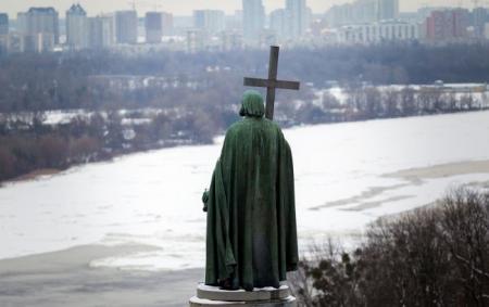 _zima_moroz_pamyatnik_volodimir_z_hrestom_snig_na_dni661537a3d6b9c885482d029_650x410_26.12.25