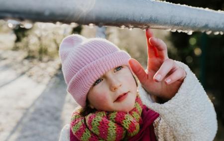 _zima_poteplinnya_divchinka_krup_plan_sharf_shapka_torkae_rukoyu_krapli_yaki_tanut_gettyimages_1942968816_c7a84e78187aa9d35b41f919763172ab_650x410_24.01.26