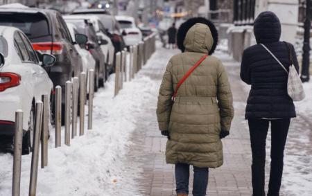 _zima_snig_dvoe_divchat_u_puhovikah_dovgiy_i_korotkiy_trotuar_mashini_28.01.26