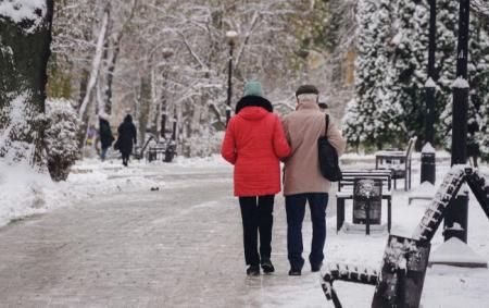 _zima_snig_para_v_parku_chervoniy_puhovik__igor_kuznetsov_rbk_ukrayina_e0d321eef88a58c7abaa1e0fff349c25_650x410_14.01.26