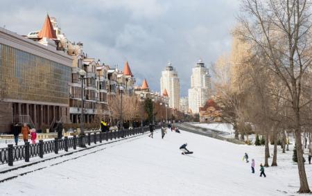 _zima_snig_sontse_kriz_temne_nebo_diti_katayutsya_na_sanyah_obolon_park_natal_29.01.26