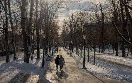 _zima_snig_sontse_progulyanka_lyudi_ydut_sontse_moroz_gettyimages_2253210051_a458ea875b9cb1a5e95270146129ebf6_650x410_27.01.26