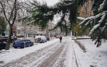 _zima_zasnizheniy_trotuar_cholovik_ide_daleko_gilka_y5b65c8ebfff9ef28_650x410_27.12.25