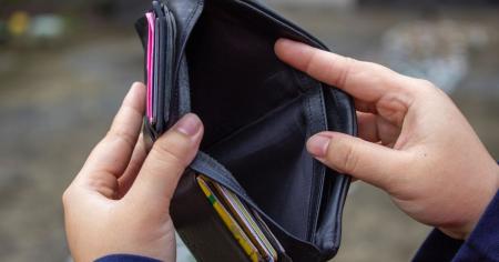 Скільки українців вважають себе бідними, а скільки — багатими: опитування