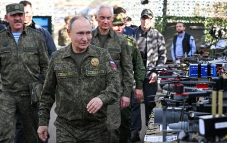 Сигнал для НАТО: в ISW пояснили, навіщо Путін прийшов у військовій формі на 