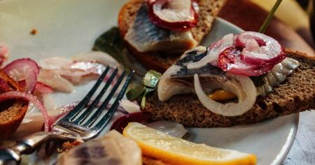 20 секунд — і оселедець готовий: неймовірний японський спосіб для чищення риби