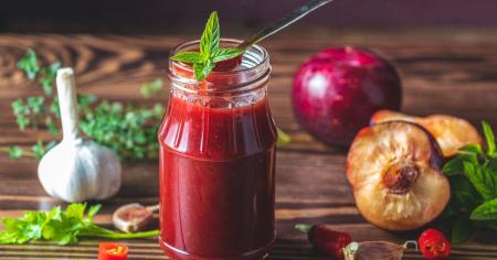 Аджика зі слив із яблуками: рецепт універсального соусу до м'яса та риби