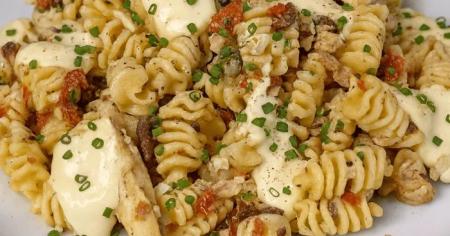 Салат із макаронами та куркою: цікавий рецепт