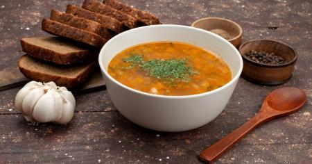 Яку спецію не можна додавати до перших страв, але навіть досвідчені господині її використовують