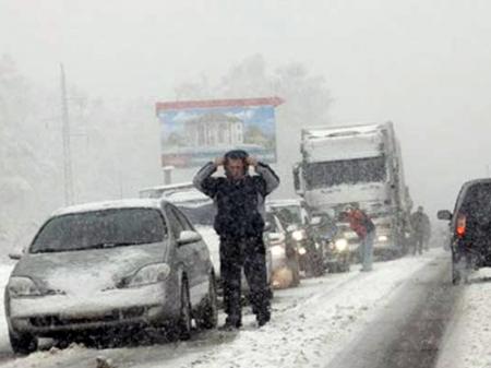 Весняний сніговий колапс на Західній Україні паралізував рух