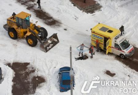 Снегоуборочный трактор убил женщину в Киеве