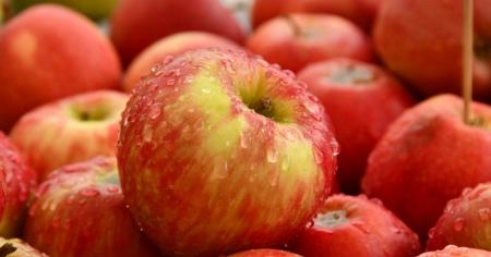 Як видалити віск з магазинних яблук вдома: чому це важливо робити щоразу