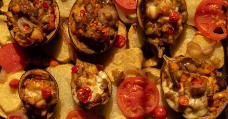 Баклажани з фаршем і картоплею, запечені в духовці: рецепт середземноморської кухні