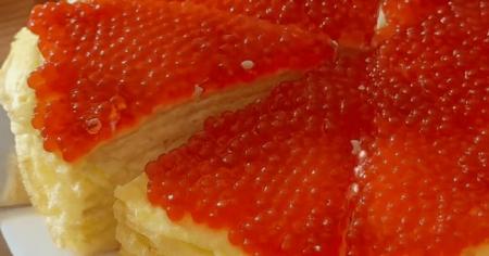 Торт із яєчних млинців із плавленим сиром: оригінальний рецепт розкішної страви