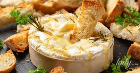 Камамбер, запечений з багетом і чері: рецепт французької закуски