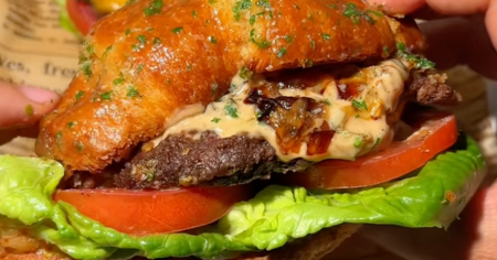 Бургери з круасанів: рецепт гастрономічного хіта цього сезону