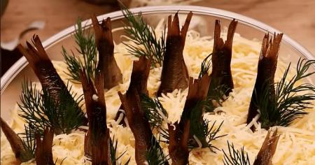 Салат зі шпротами: простий рецепт, який має цікавий вигляд