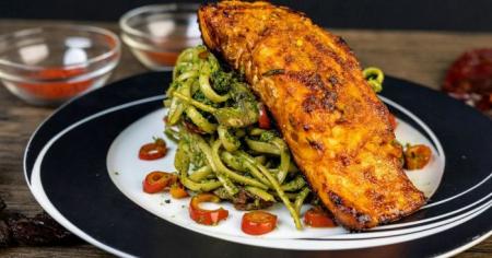 Що корисніше для організму: лосось чи курка — дієтологи пояснюють про білки та жири