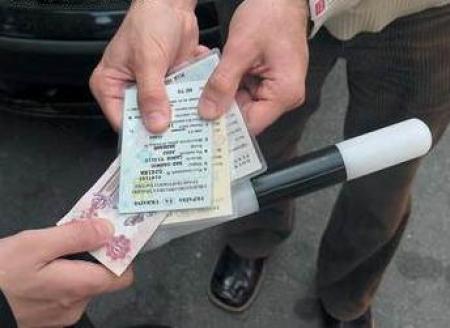 Азаров предлагает поднять штрафы на дорогах до 680 гривен