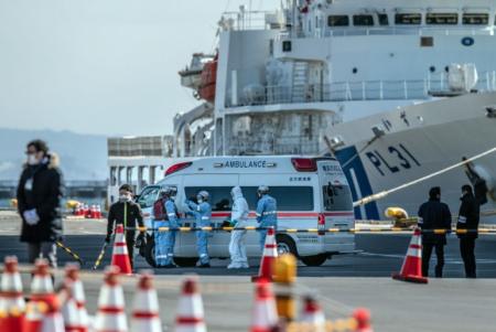 На заблокированном в Японии круизном лайнере бушует эпидемия коронавируса
