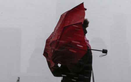 Українців попередили про сильні пориви вітру 9 січня: де очікувати негоди