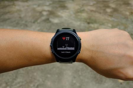 heart-rate-status-on-modern-round-faced-gps-multisport-digital-smartwatch-on-left-hand-wrist-selective-focus-free-photo