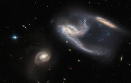 Hubble виявив три галактики, що стикаються