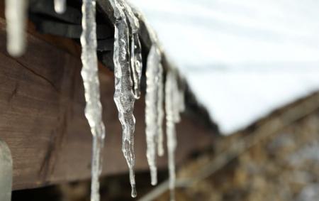 icicle_hanging_from_roof_close_up_selective_focus_650x410_14.02.22