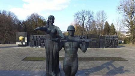 Декомунізація в дії – монумент слави демонтують у Львові