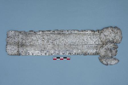 Археологи виявили срібну пластину із зображенням оголеної до пояса скіфської богині