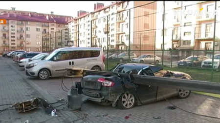 В Ужгороде грузовой кран рухнул на автомобили