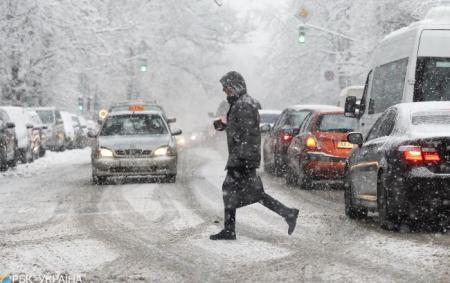 Украину накроют снегопады и сильный ветер. Непогода будет до конца месяца