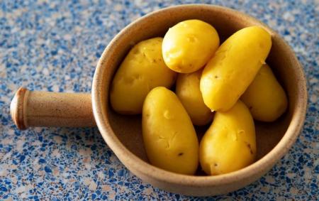 Як почистити картоплю в мундирі за дві секунди: геніальний спосіб